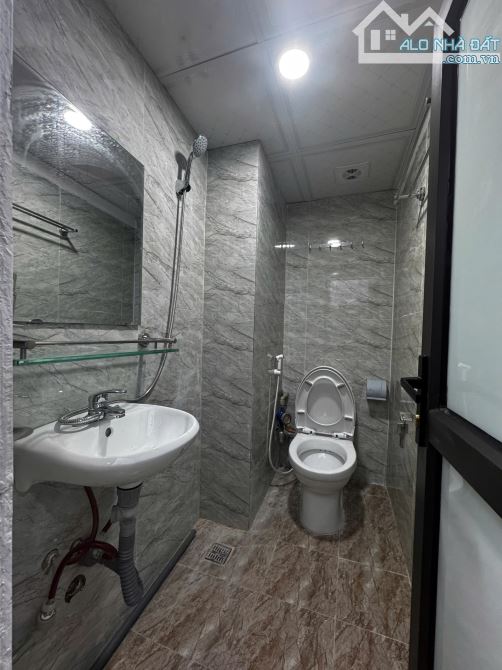 Bán tòa CCMN - Phố Định Công Thượng - Dt: 60m2*7T - 18pkk - Fuil nội thất - Thang máy - PC