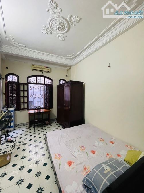 Bán nhà Bạch Mai 45m2, 3T, mt 3.8m dân xây, gần oto, có sân cổng, sổ đỏ riêng. Giá 9.35 tỷ