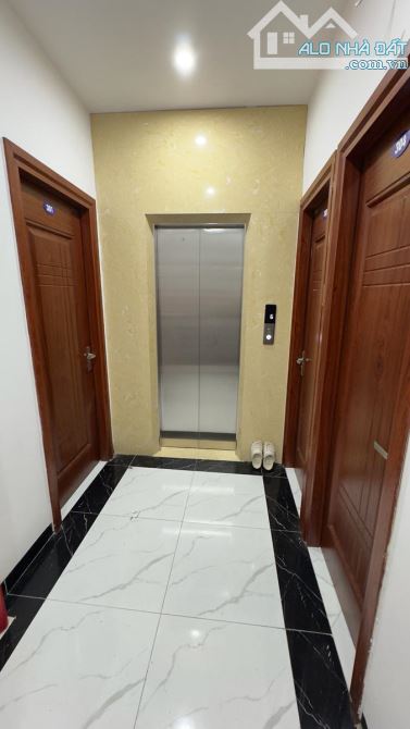 Toà CHDV Cầu Giấy, 110m2*7T, MT 10M, 28 phòng KK, ngõ KD, ô tô, đủ PCCC, dòng tiền 9%/năm!