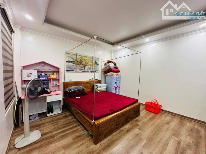 Trịnh Đình Cửu,diện tích 96/100m. 4tầng . MT 5.6m. Giá 20.5 tỷ Hoàng Mai