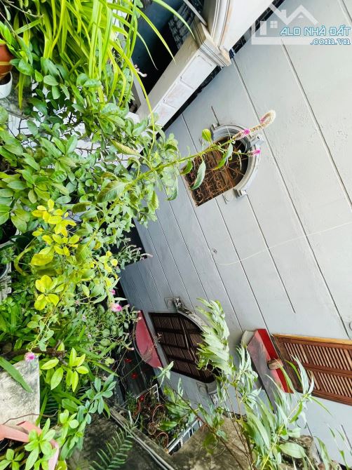 Bán nhà Bạch Mai 45m2, 3T, mt 3.8m dân xây, gần oto, có sân cổng, sổ đỏ riêng. Giá 9.35 tỷ