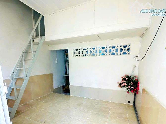 Cho thuê nhà 4m x 5m, 1 lầu hẻm xe hơi Nguyên Hồng, Bình Thạnh