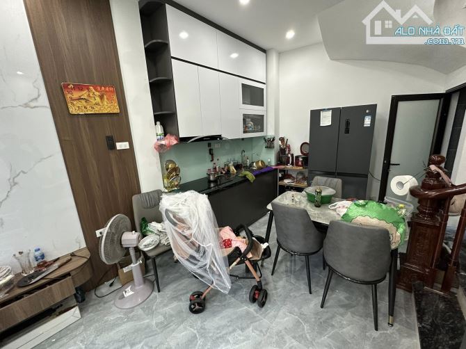 Bán nhà Tân Mai 34m, 5T, 6 ngủ, cách mặt phố Tân Mai to 10m, cách THCS Tân Mai hơn 100m