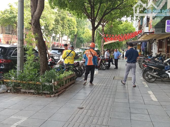 Bán Nhà mặt phố Bà Triệu, Đầu Tràng Thi, 400m2 * 2 Tầng, MT 12,5m, Giá 350 tỷ