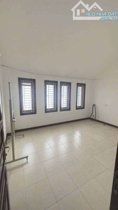 PHÂN LÔ Ô TÔ TRÁNH - CẦU GIẤY x HOÀNG QUỐC VIỆT, 60M x 4T, MT 4.8M - KHU DÂN TRÍ