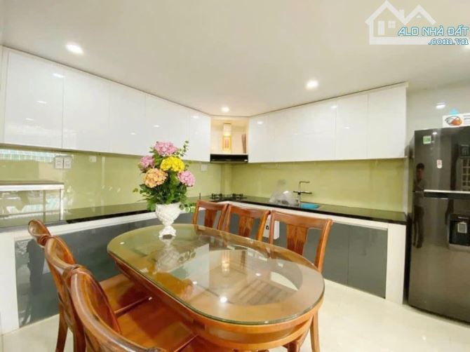 Cắt lỗ bán gấp nhà 60m2, giá 3 tỷ 550 triệu Nguyễn Thượng Hiền, P5, Bình Thạnh. Thuê 18tr - 6