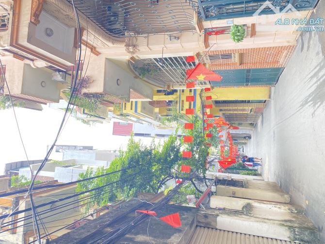 NHÀ DÂN XÂY LẠC LONG QUÂN, 42M2, Quanh 11 TỶ