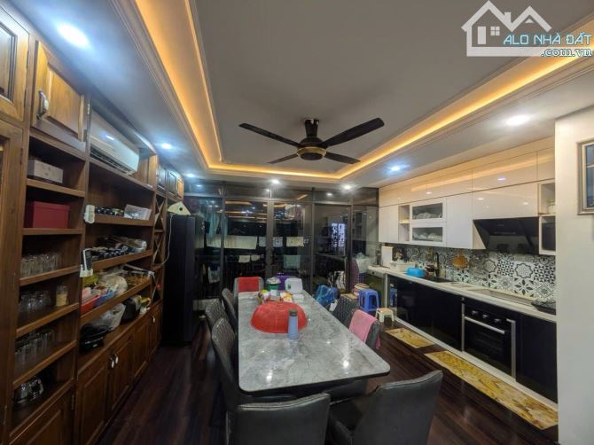 Hiếm! 7T thang máy Cát Linh, 1 nhà ra phố, oto tránh, dân xây nở hậu, ở luôn - 103m2