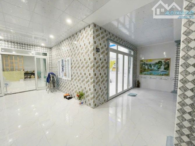 Nhà 236m2 Khu Phố 9 Thị trấn Bến Lức Long An mới xây kiên cố - 1