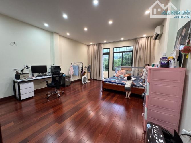 Hiếm! 7T thang máy Cát Linh, 1 nhà ra phố, oto tránh, dân xây nở hậu, ở luôn - 103m2