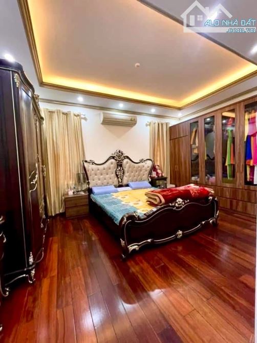 Hiếm! 7T thang máy Cát Linh, 1 nhà ra phố, oto tránh, dân xây nở hậu, ở luôn - 103m2