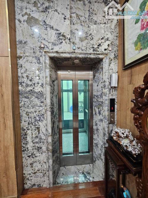 Hiếm! 7T thang máy Cát Linh, 1 nhà ra phố, oto tránh, dân xây nở hậu, ở luôn - 103m2