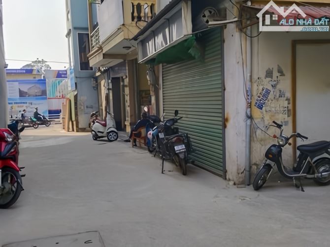 Hiếm! 7T thang máy Cát Linh, 1 nhà ra phố, oto tránh, dân xây nở hậu, ở luôn - 103m2