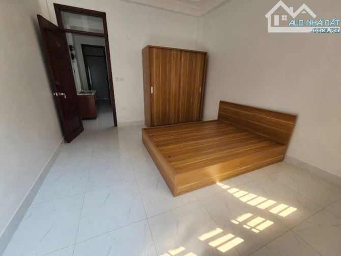 NHÀ ĐẸP PHỐ MINH KHAI - DÂN XÂY CHẮC CHẮN - 7 PHÒNG FULL ĐỒ - Ô CHỜ THANG MÁY - 11.5 TỶ