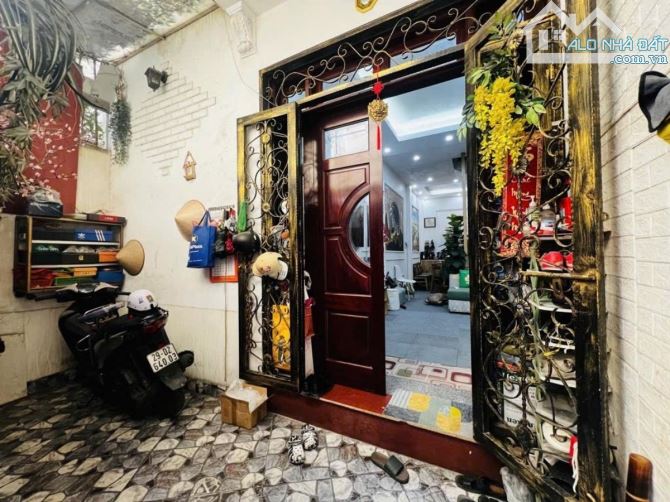 Ô tô đỗ gần nhà - sân xe dùng riêng - 55m Minh Khai 4 tầng MT 4.3m chỉ 9 tỉ