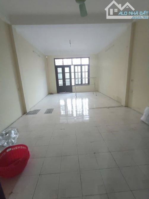 Nhà Kim Giang Đại Kim Hoàng Mai Oto Tránh Đỗ Kinh Doanh Tốt 100m 32Tỷ 5Tầng Mt5m