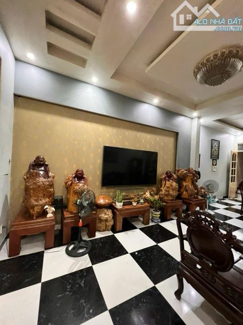 BÁN NHÀ PHÂN LÔ ĐƯỜNG HOÀNG QUỐC VIỆT CẦU GIẤY DT 70M 5 TẦNG GARA Ô TÔ 2 THOÁNG GIÁ 22 TỶ