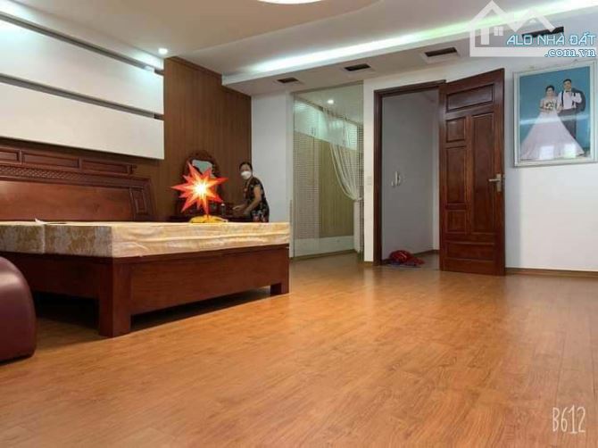 BÁN NHÀ PHÂN LÔ ĐƯỜNG HOÀNG QUỐC VIỆT CẦU GIẤY DT 70M 5 TẦNG GARA Ô TÔ 2 THOÁNG GIÁ 22 TỶ