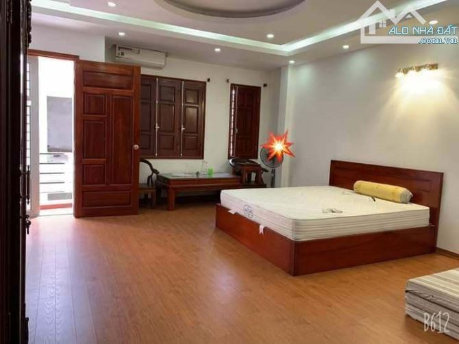 BÁN NHÀ PHÂN LÔ ĐƯỜNG HOÀNG QUỐC VIỆT CẦU GIẤY DT 70M 5 TẦNG GARA Ô TÔ 2 THOÁNG GIÁ 22 TỶ