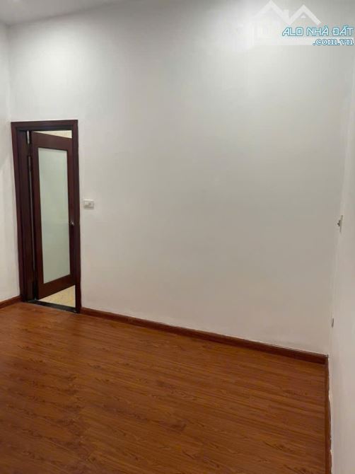 La Thành - 9 phòng khép kín - Dòng tiền 40tr/tháng - Ô tô đỗ cổng - Cạnh Vin GV