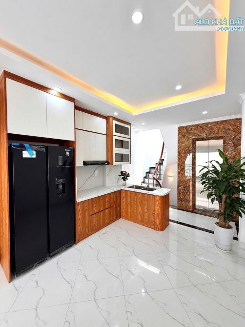 Thang máy, nhà mới Trương Định, DT 41m2, cách phố 20m, chủ rất mót bán! Giảm giá sập sàn!