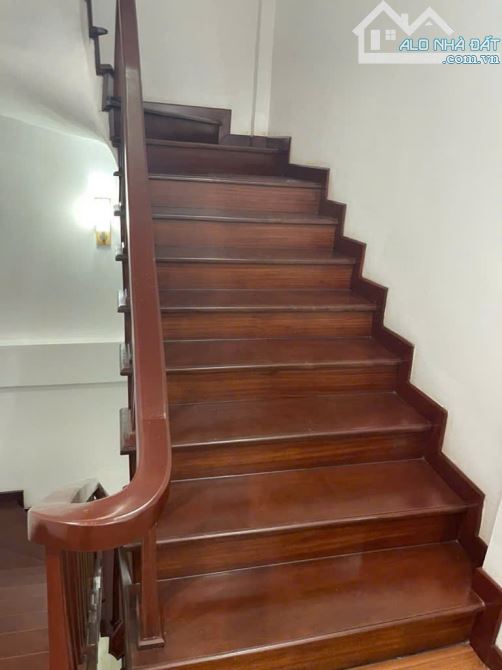 La Thành - 9 phòng khép kín - Dòng tiền 40tr/tháng - Ô tô đỗ cổng - Cạnh Vin GV