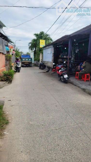 Bán gấp căn nhà hẻm kinh doanh giáp ranh thị trấn Củ Chi, 700 triệu sang luôn nhà và đất.