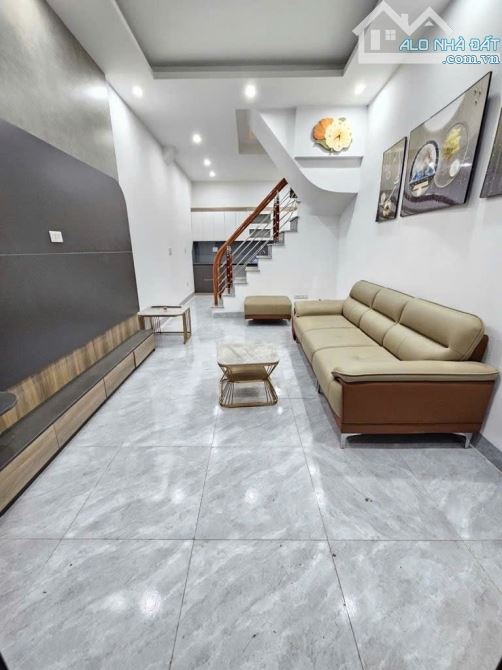 KIM NGƯU - TAM TRINH - BA BƯỚC RA PHỐ - 36M2 - 4 TẦNG - 4 NGỦ - NHỈNH 8 ĐỒNG.