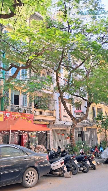 Bán nhà ĐÊ LA THÀNH, Ngọc Khánh. Mặt ngõ, oto tránh. Vỉa hè, thoáng trước sau. KD tấp nập