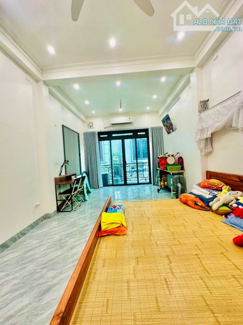 Giáp Bát, diện tích 69m, 6tầng . MT 3.8m. Giá 18,5tỷ Hoàng Mai