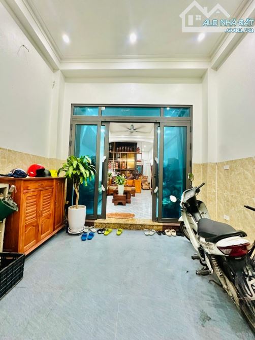 Giáp Bát, diện tích 69m, 6tầng . MT 3.8m. Giá 18,5tỷ Hoàng Mai