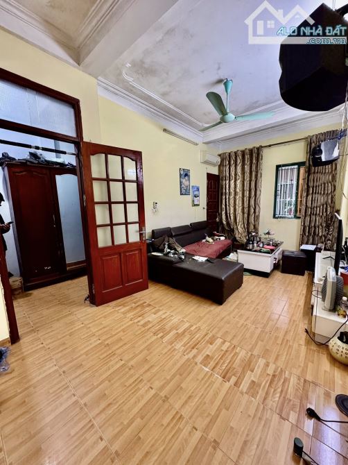 Bán nhà phố Giải Phóng, Hai Bà Trưng, ô tô đõ cửa, tiện KD, 5 tầng 40m2 giá 16.5 tỷ