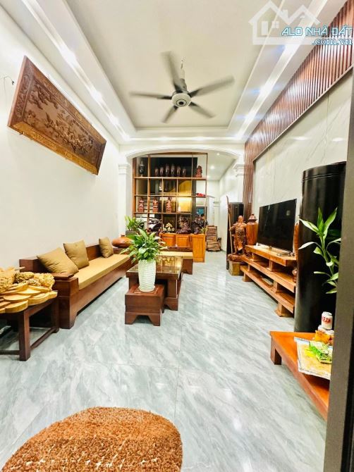 Giáp Bát, diện tích 69m, 6tầng . MT 3.8m. Giá 18,5tỷ Hoàng Mai