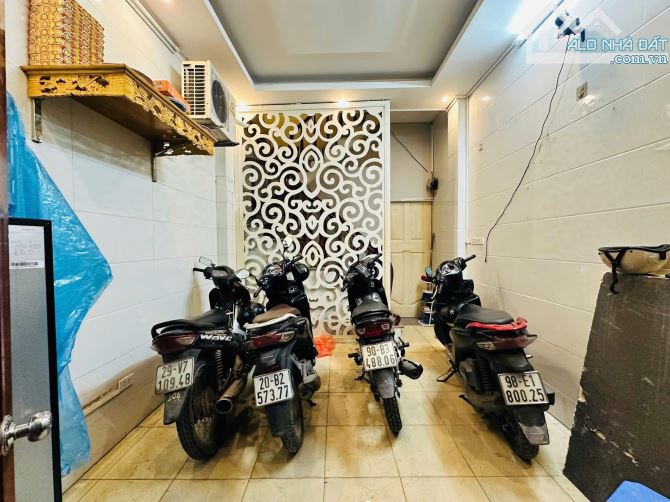 Bán nhà Bạch Mai 30/33m2, 5T dân xây, lô góc, gần oto, có bãi gửi xe. Giá 7.69 tỷ sổ đỏ CC