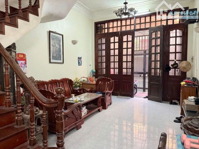 HOÀNG QUỐC VIỆT - PHÂN LÔ Ô TÔ ĐỖ NGÀY ĐÊM - KINH DOANH SẦM UẤT - HÀNG XÓM CÁN BỘ