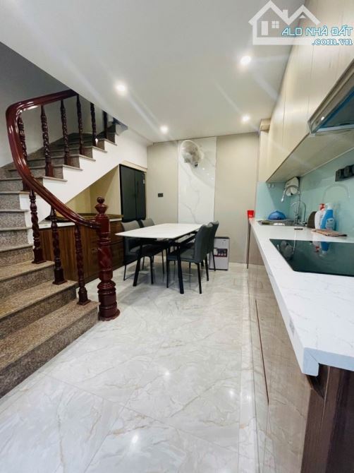 Lạc Long Quân, gần Hồ Tây 45m2, 5 tầng, mt 4m, nhà dân xây