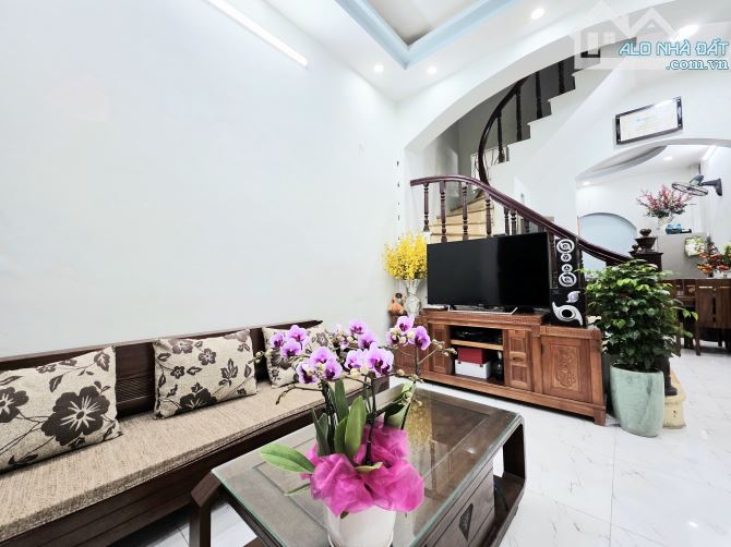 bán gấp nhà đẹp P Nghĩa Đô Cầu Giấy, 40m2 x 4 tầng, giá 10.8 tỷ