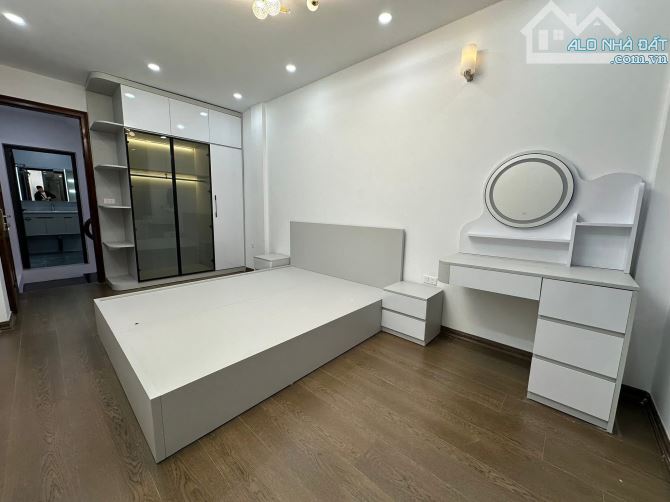 Bán nhà Thọ Lão 24/30m2, 5T, 3 PN, nhà mới, cách oto 10m, cách phố 40m, sổ vuông đẹp