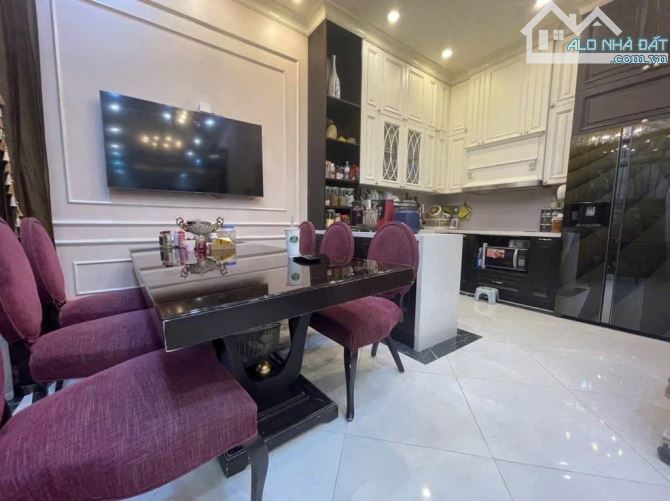 Bán nhà Trần Thái Tông Cầu Giấy 44m2,45 chỗ đón đi chơi đầu ngõ, 8 tỷ