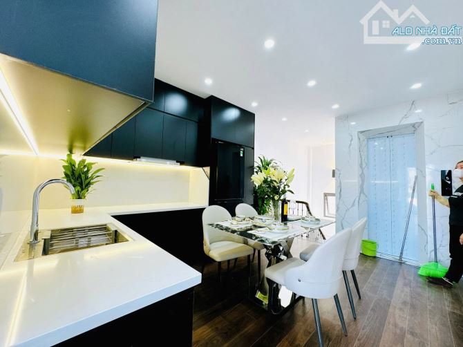 Vị trí đẹp oto 30m ra Phố Dương Văn Bé, kdoanh, full nội thất 42m2 thang máy.Giá 12.2 tỷ