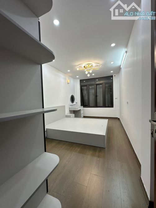 Bán nhà Thọ Lão 24/30m2, 5T, 3 PN, nhà mới, cách oto 10m, cách phố 40m, sổ vuông đẹp