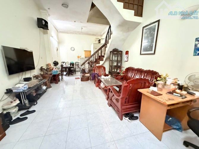 HOÀNG QUỐC VIỆT - PHÂN LÔ Ô TÔ ĐỖ NGÀY ĐÊM - KINH DOANH SẦM UẤT - HÀNG XÓM CÁN BỘ