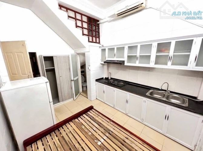 Bán nhà Bạch Mai 30/33m2, 5T dân xây, lô góc, gần oto, có bãi gửi xe. Giá 7.69 tỷ sổ đỏ CC