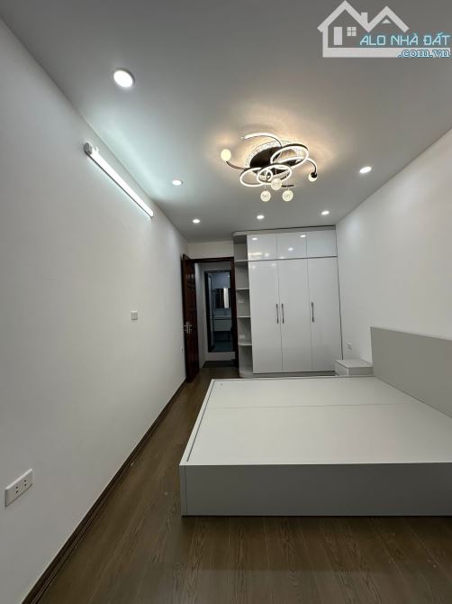 Bán nhà Thọ Lão 24/30m2, 5T, 3 PN, nhà mới, cách oto 10m, cách phố 40m, sổ vuông đẹp