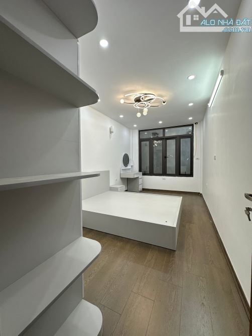 Bán nhà Thọ Lão 24/30m2, 5T, 3 PN, nhà mới, cách oto 10m, cách phố 40m, sổ vuông đẹp