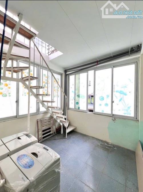 Bán nhà Bạch Mai 30/33m2, 5T dân xây, lô góc, gần oto, có bãi gửi xe. Giá 7.69 tỷ sổ đỏ CC