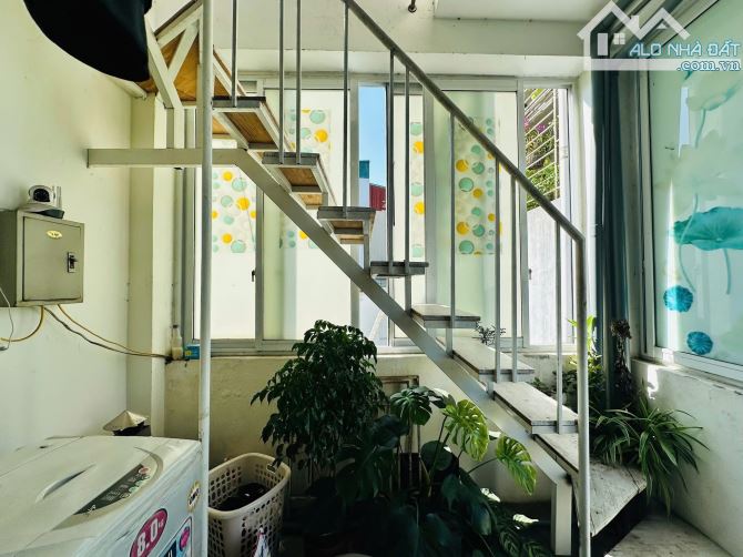 Bán nhà Bạch Mai 30/33m2, 5T dân xây, lô góc, gần oto, có bãi gửi xe. Giá 7.69 tỷ sổ đỏ CC