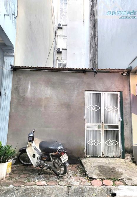 Bán đất PHẠM TUẤN TÀI, Đặng Thuỳ Trâm. Mặt ngõ, oto tránh dừng đỗ, vỉa hè. Gần phố.