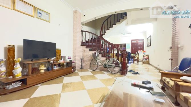 PHỐ DUY TÂN x CẦU GIẤY, 65M x 5T, MT 5M, 1 NHÀ RA Ô TÔ TRÁNH, 2 THOÁNGHIẾM NHÀ BÁN