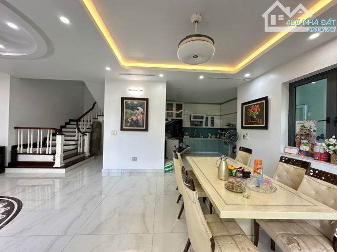 Bán nhà Ngọc Khánh 39m2 mặt ngõ ba gác ngõ to thông tứ tung 8.8 tỷ